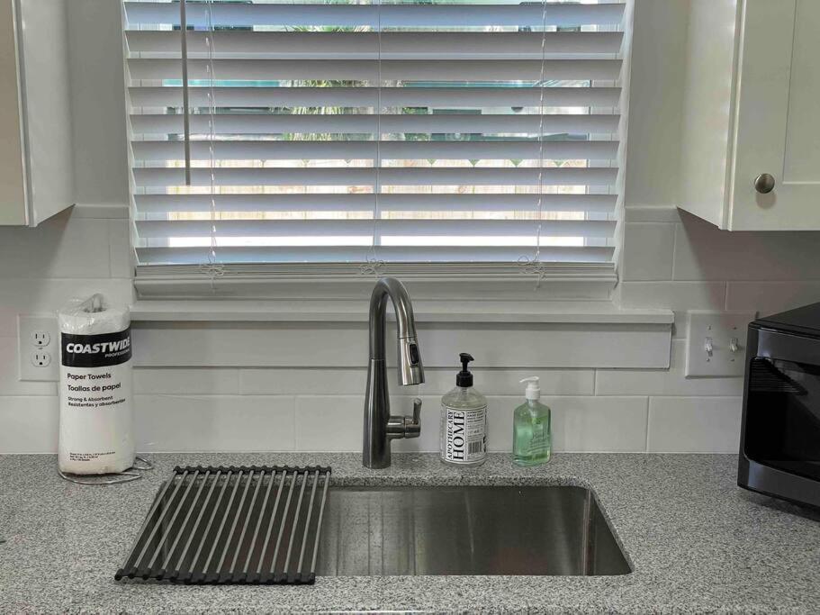 Charming 1 Bedroom Cottage Close To Dtown Nas Bchs بينساكولا المظهر الخارجي الصورة