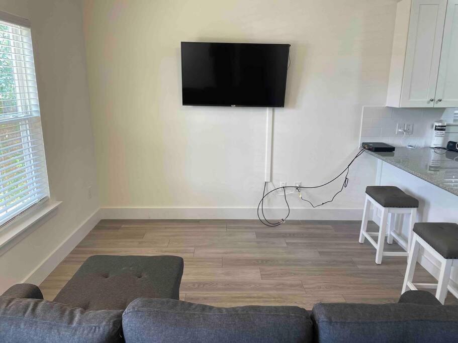 Charming 1 Bedroom Cottage Close To Dtown Nas Bchs بينساكولا المظهر الخارجي الصورة